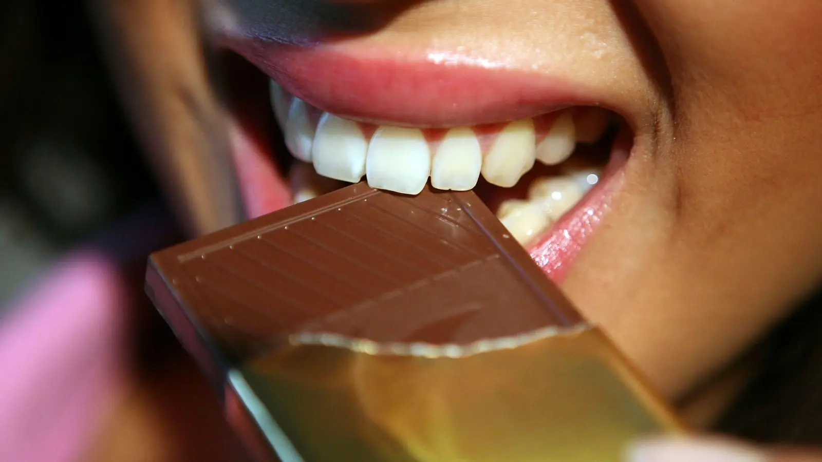 Ein Marktcheck von 19 Vollmilch-Schokoladentafeln zeigt, dass günstige Eigenmarken oft höhere soziale Produktionsstandards als bekannte Marken haben. (Foto: Oliver Berg/dpa/dpa-tmn)