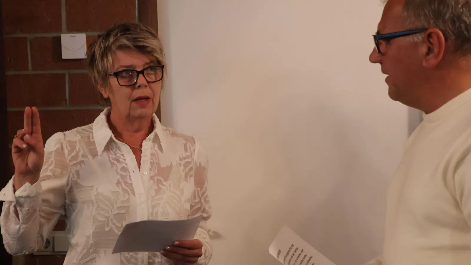 Neurätin Izabela Rosinski spricht bei der Ratssitzung die Eidesformel, die Bürgermeister Armin Luther vom Blatt vorlas. (Foto: Andreas Reum)