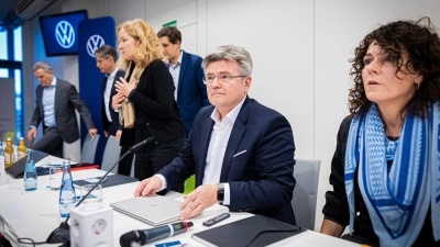 VW-Verhandlungsführer Arne Meiswinkel (2.v.r.) ringt mit der IG Metall um einen Kompromiss im Tarifstreit. (Archivfoto) (Foto: Moritz Frankenberg/dpa)