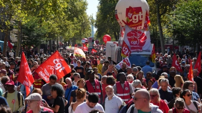 In zahlreichen Städten Frankreichs haben Menschen protestiert. (Foto: Aurelien Morissard/AP/dpa)
