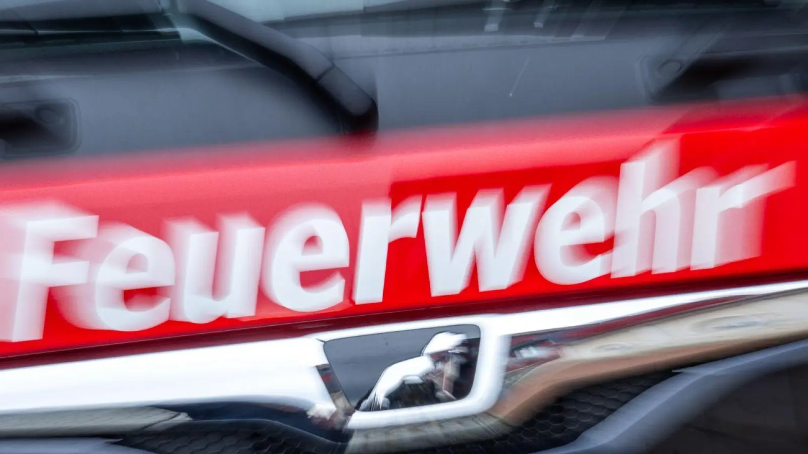 Feuerwehrleute löschen über Stunden die Flammen. (Symbolbild) (Foto: Jens Büttner/dpa)