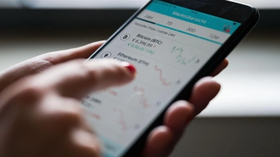 Wer in das hochspekulative Geschäft mit den digitalen Währungen einsteigen will, sollte wissen: Das ist nicht ohne Risiken. (Foto: Marijan Murat/dpa/dpa-tmn)