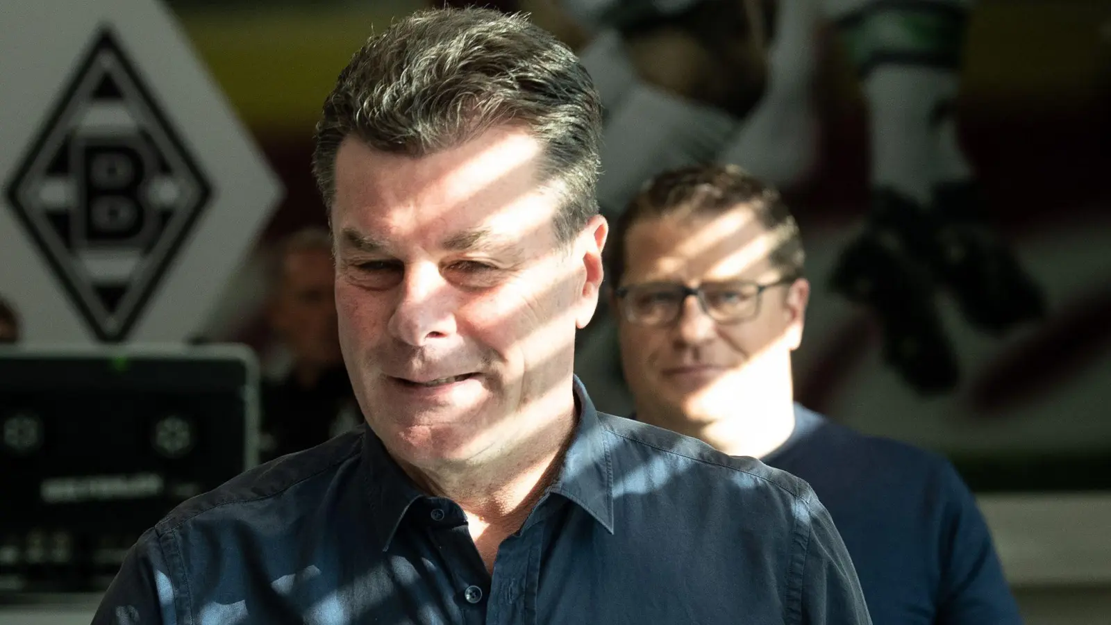 Dieter Hecking (l), ehemaliger Trainer von Gladbach, kommt 2019 vor Max Eberl zu einer Pressekonferenz. (Foto: Federico Gambarini/dpa)