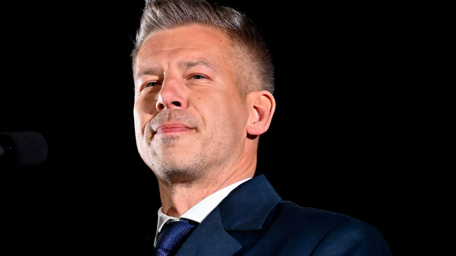 Ungarns künftiger Regierungschef Magyar will nach dem Amtsantritt die Propaganda-Maschinerie der Staatsmedien abstellen. (Archivbild) (Foto: Denes Erdos/AP/dpa)