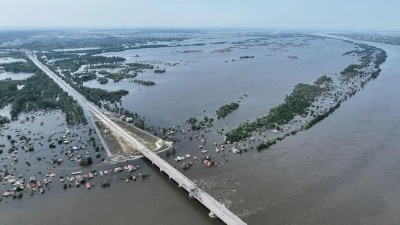 Die Zerstörung des Kachowka-Damms im Süden der Ukraine beeinträchtigt die Trinkwasserversorgung, die Lebensmittelversorgung und die Ökosysteme, die bis zum Schwarzen Meer reichen. (Foto: Uncredited/AP)