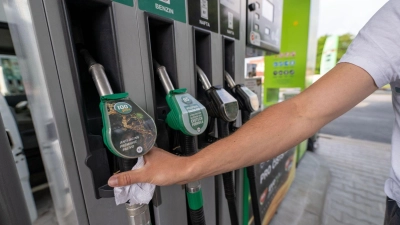 Ein Mann greift an einer Tankstelle in Tschechien zur Zapfpistole. (Archivbild) (Foto: Pia Bayer/dpa)