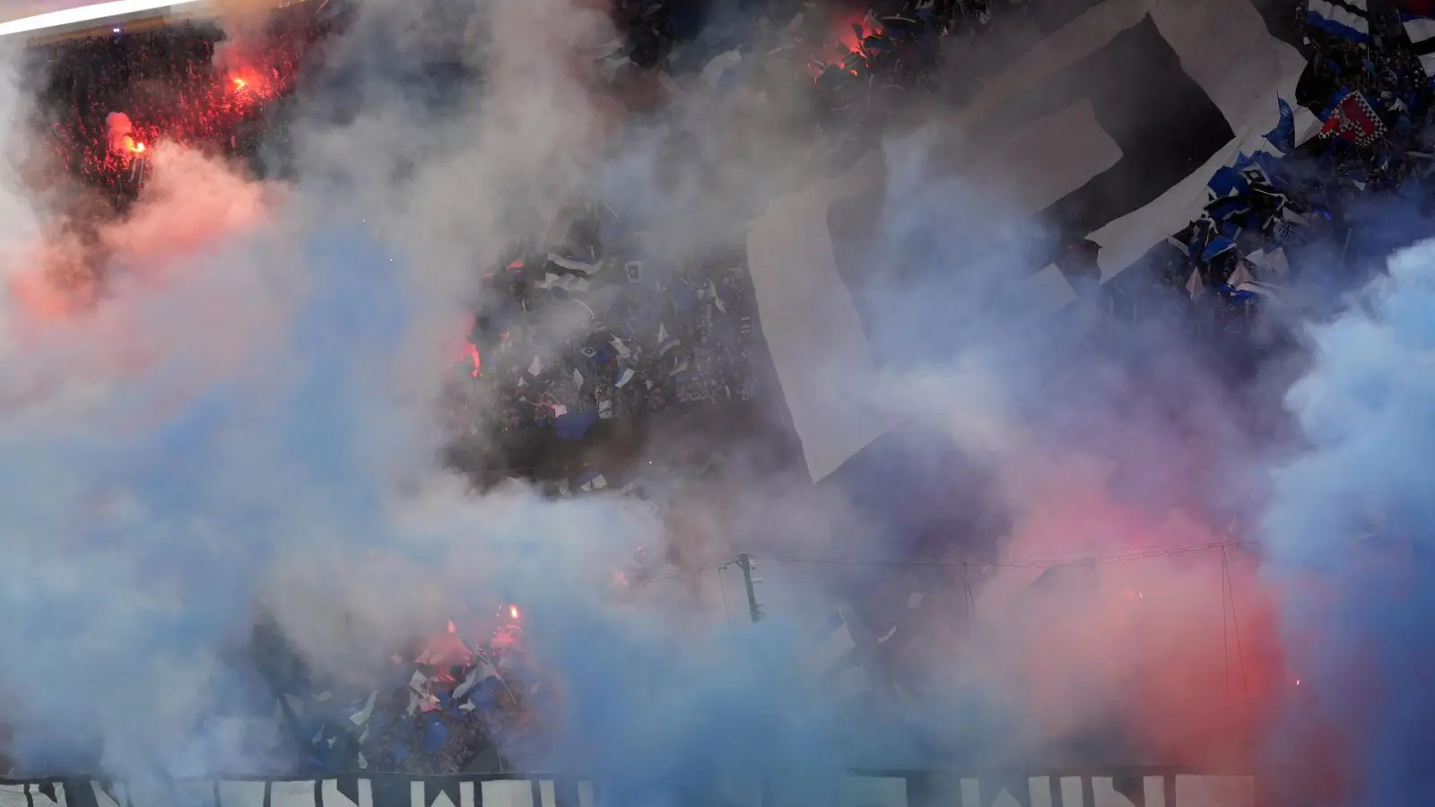 Schon vor dem Spiel sorgten die HSV-Fans für Festtagsstimmung im Volkspark. (Foto: Marcus Brandt/dpa)