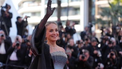 Sharon Stone löst eigenen Angaben zufolge noch Jahrzehnte nach ihrer Rolle als Serienmörderin im Film „Basic Instinct“ Furcht bei ihren Mitmenschen aus. (Archivbild) (Foto: Andreea Alexandru/Invision/AP/dpa)