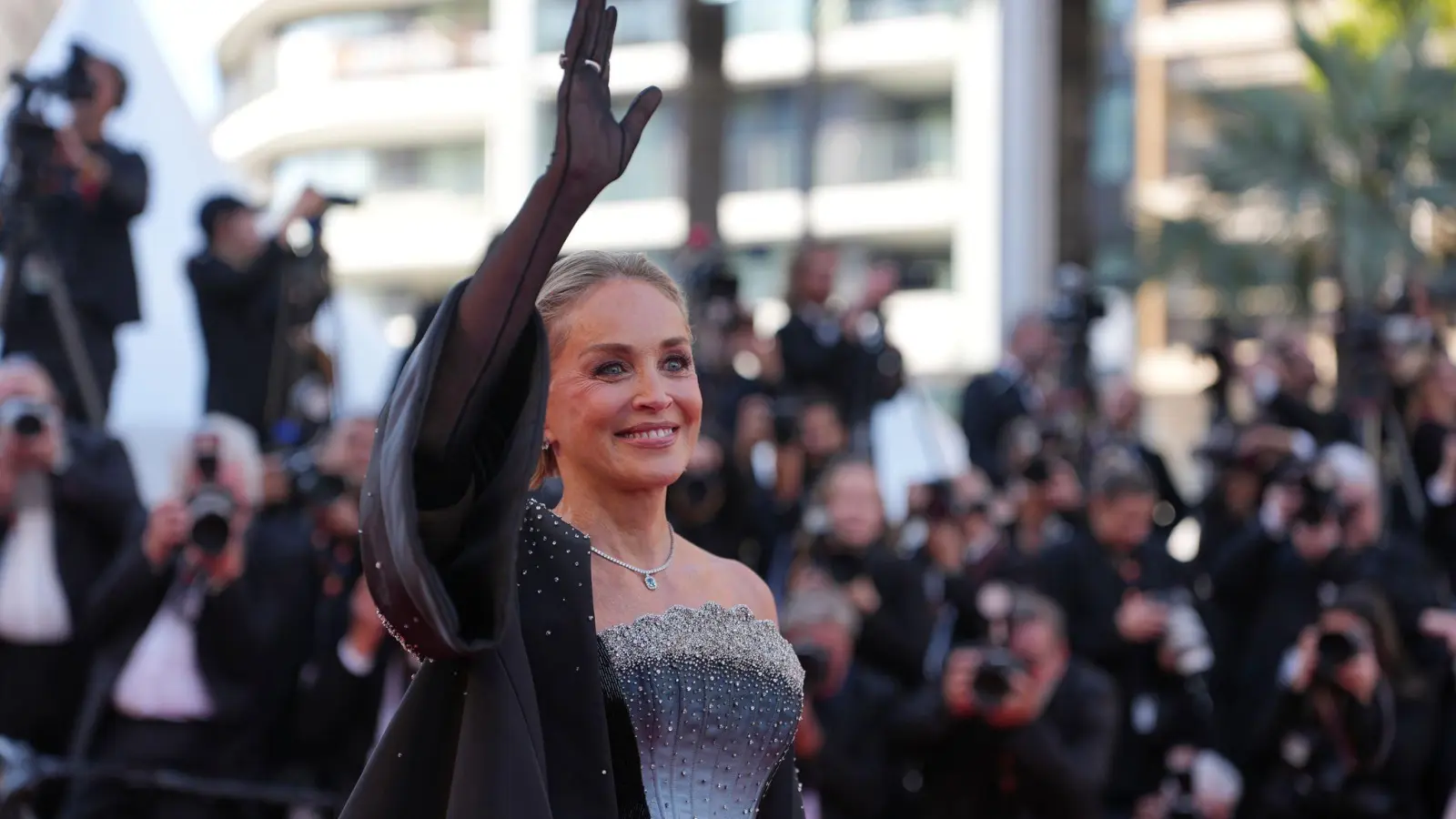 Sharon Stone löst eigenen Angaben zufolge noch Jahrzehnte nach ihrer Rolle als Serienmörderin im Film „Basic Instinct“ Furcht bei ihren Mitmenschen aus. (Archivbild) (Foto: Andreea Alexandru/Invision/AP/dpa)