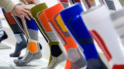 Socken sind zu einem beliebten modischen Accessoires geworden. (Foto: Matthias Balk/dpa)