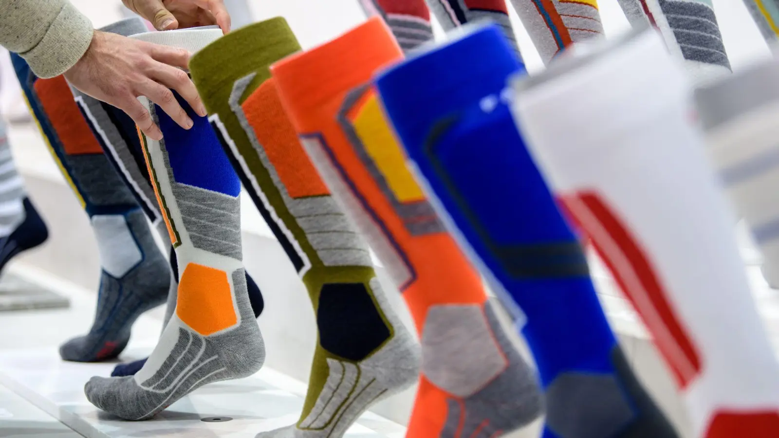 Socken sind zu einem beliebten modischen Accessoires geworden. (Foto: Matthias Balk/dpa)