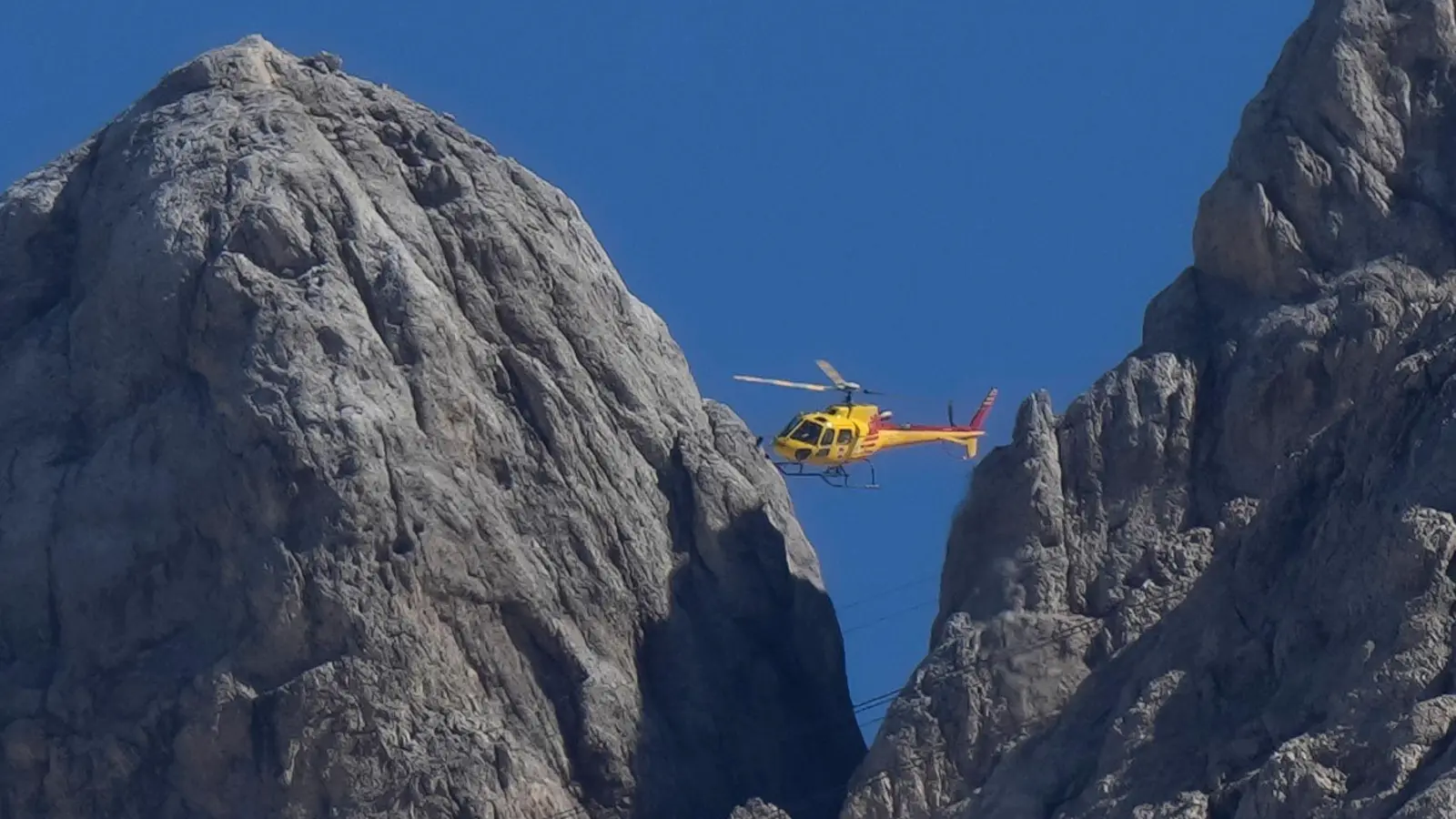 In den italienischen Alpen ist eine deutsche Bergsteigerin zu Tode gestürzt. (Symbolbild) (Foto: Luca Bruno/AP/dpa)