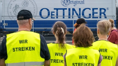 Im Tarifstreit bei der Brauerei Oettinger legte die Gewerkschaft NGG nach eigenen Angaben nun ein Schlichtungsangebot vor. (Foto: Peter Kneffel/dpa)