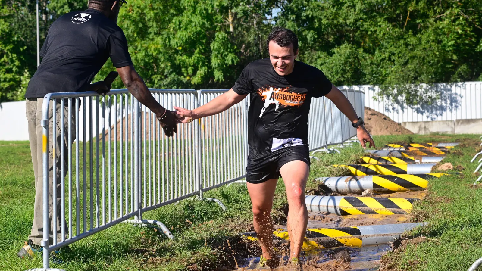 Durch Wasserlöcher und andere Hindernisse hindurch mussten sich die Teilnehmer des „Ansbogger Challenge Fun Run” kämpfen. (Foto: Jim Albright)