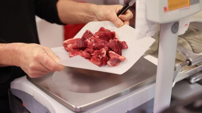 Wildfleisch gilt als umweltfreundlichere und gesunde Alternative zu konventionellem Fleisch. (Foto: Jörg Carstensen/dpa/dpa-tmn)