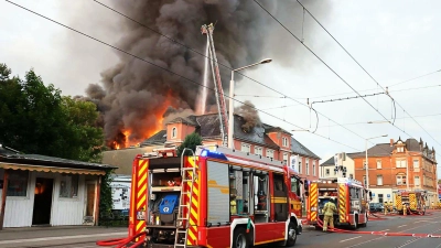 Der Brand brach im Dachgeschoss aus. (Foto: Christian Essler/Xcitepress/dpa)