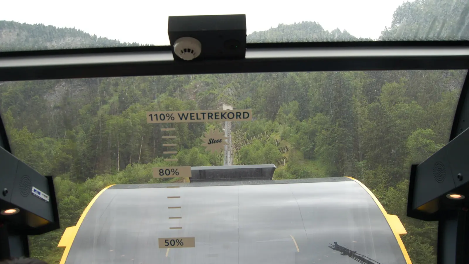 Die steilste Standseilbahn der Welt von Schwyz ins Bergdorf Stoos. (Foto: Christa Frühwald)