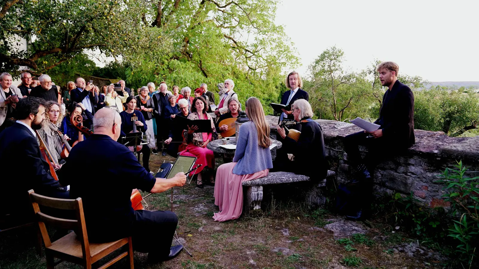 Beim großen Zugaben-Finale im Garten von Schloss Seehaus: Mitwirkende und Publikum des Wandelkonzerts zum 400. Todestag von John Dowland. (Foto: Elke Walter)