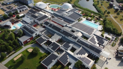 Ein Team der FC-Planung GmbH mit Sitz in Bad Windsheim hat nahezu die gesamte Dachfläche der Therme mit PV-Anlagen ausgestattet. Rund 2000 Module waren zwei Monate lang auf einer Fläche von rund 4000 Quadratmetern montiert worden. (Foto: FC-Planung GmbH Bad Windsheim)