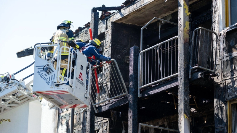 Senioren mussten eine Wohnanlage verlassen, nachdem dort ein Feuer ausgebrochen war.  (Foto: Pia Bayer/dpa)