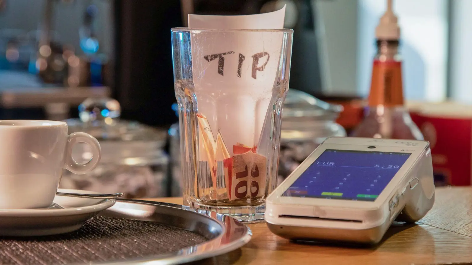 Wie viel Trinkgeld darf es sein? Egal, ob digital oder analog: die Faustregel lautet für Dienstleistungen fünf bis zehn Prozent. (Foto: Christin Klose/dpa-tmn)
