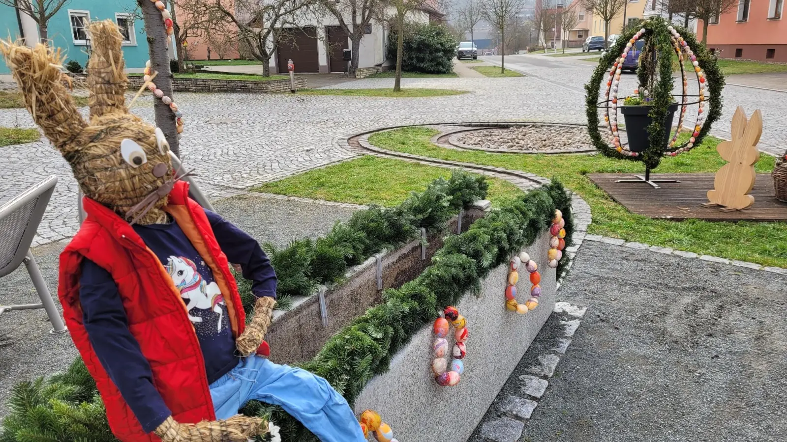 Der Brunnen in Dietersheim wurde mit Buchs, Eiern und einem hübschen Strohhasen verziert.  (Foto: Nina Daebel)