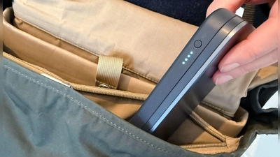 Damit's im Flieger nicht brenzlig wird: Powerbanks gehören ins Handgepäck. (Foto: Till Simon Nagel/dpa-tmn)
