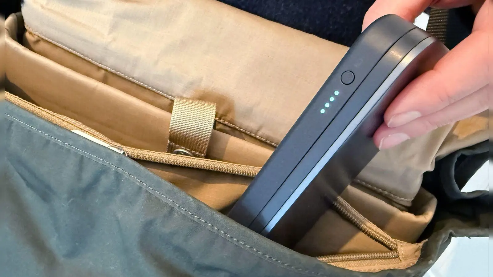Damit's im Flieger nicht brenzlig wird: Powerbanks gehören ins Handgepäck. (Foto: Till Simon Nagel/dpa-tmn)