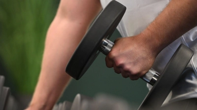Ran an die Hanteln: ein Mann beim Training in einem Fitnessstudio. (Foto: Wolf von Dewitz/dpa)