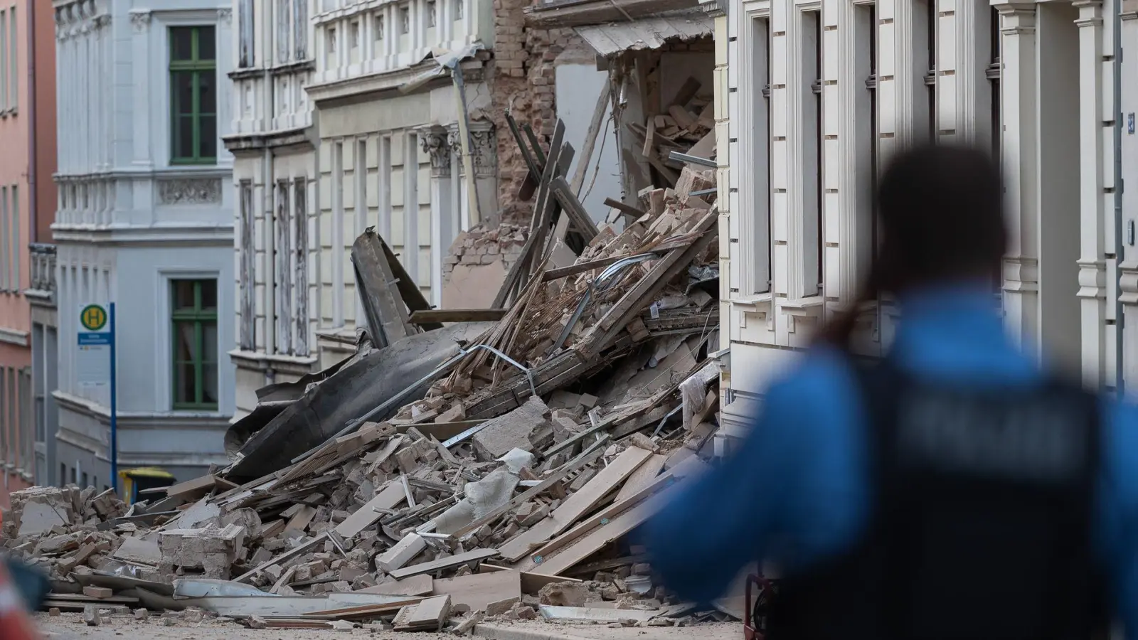 Die Unfallstelle musste zunächst abgesichert werden.  (Foto: Paul Glaser/dpa)