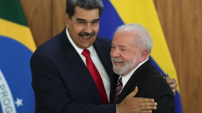 Nicolas Maduro (l), Präsident von Venezuela, umarmt Brasiliens Präsidenten Luiz Inacio Lula da Silva (r) nach einer gemeinsamen Pressekonferenz. (Foto: Gustavo Moreno/AP)