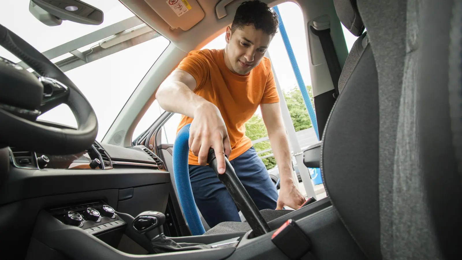 Adios Staub und Sand: Nach dem Urlaub hat das Auto etwas Pflege verdient. (Foto: Christin Klose/dpa-tmn)
