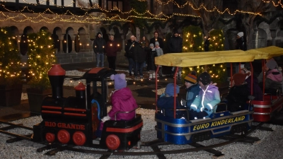 Gelungene Premiere: Die Kindereisenbahn im Kreuzgang wurde gut angenommen. (Foto: Erich Herrmann)