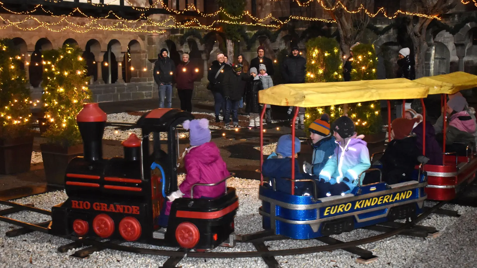 Gelungene Premiere: Die Kindereisenbahn im Kreuzgang wurde gut angenommen. (Foto: Erich Herrmann)