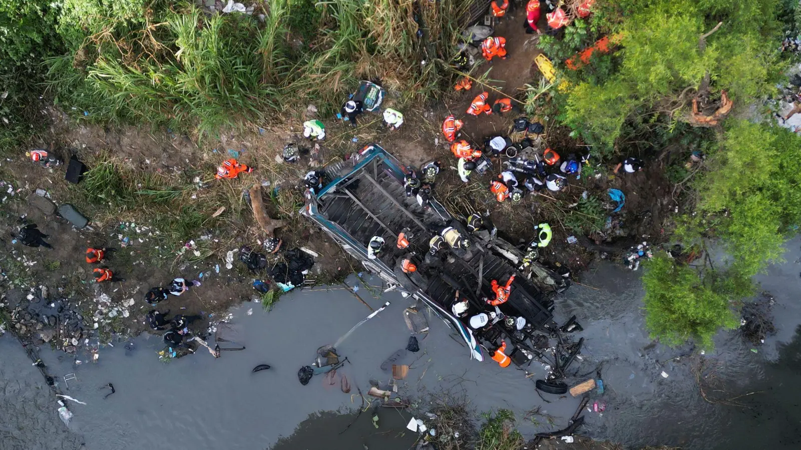 Der Bus stürzte von einer Brücke etwa 20 Meter in die Tiefe. (Foto: Moises Castillo/AP/dpa)