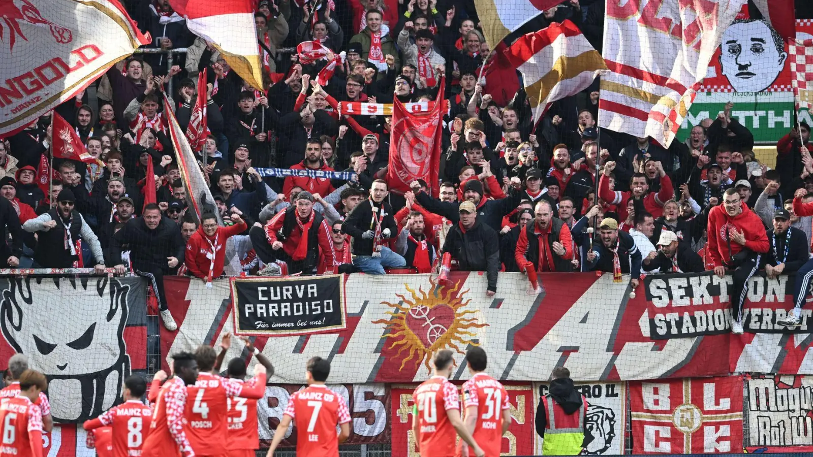 Das frühe 1:0 widmeten die Mainzer dem verletzten Silas. (Foto: Carmen Jaspersen/dpa)