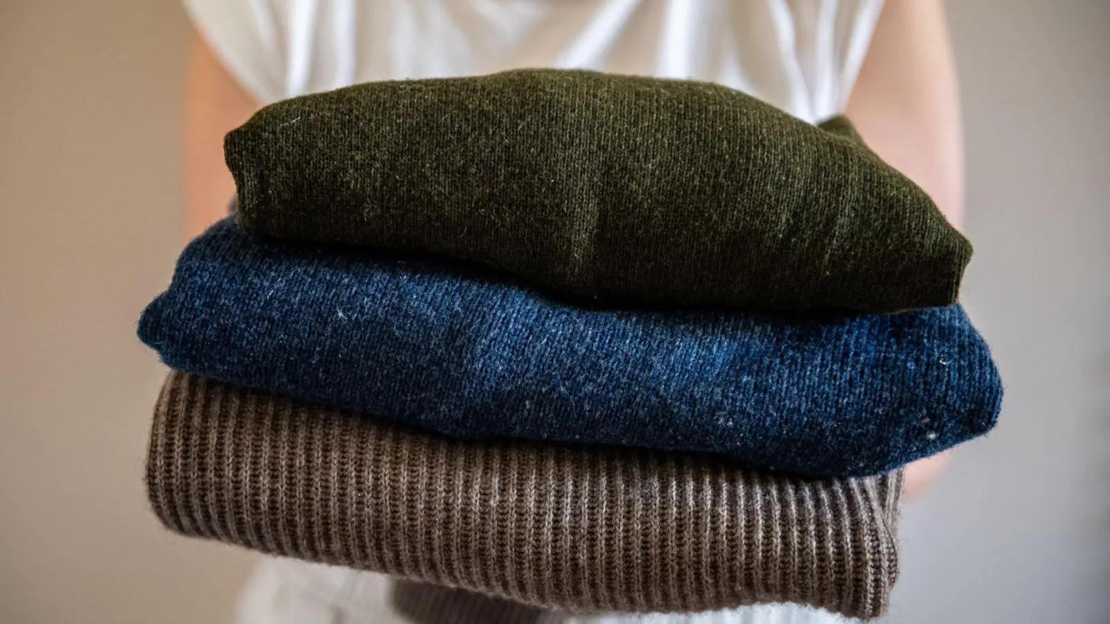 Wolle mögen Kleidermotten besonders gerne - Textilien aus Naturmaterialien am besten in Vakuumbeutel packen. (Foto: Zacharie Scheurer/dpa-tmn)