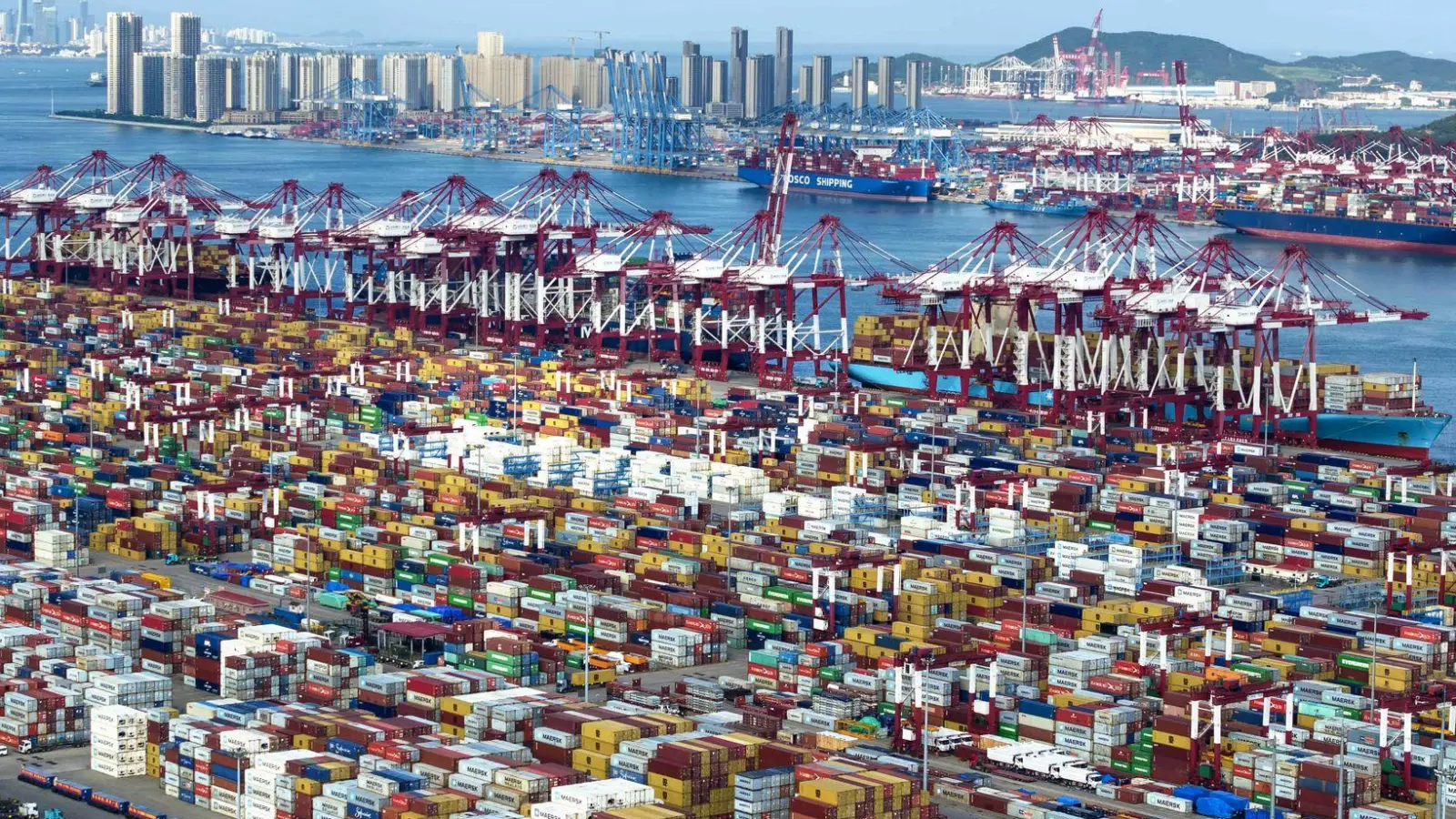 Im Hafen der chinesischen Stadt Qingdao herrscht viel Betrieb. Chinas Exporte legen zu.  (Foto: Li Ziheng/XinHua/dpa)