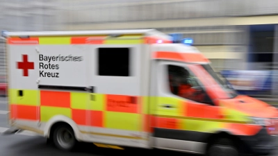 Bei einem Unfall mit einem mit Schülern besetzten Kleinbus bei Dinkelsbühl wurden drei Menschen leicht verletzt. (Symbolbild: Peter Kneffel/dpa)