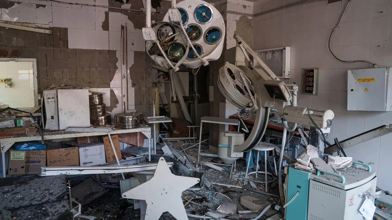 Ein Blick auf die Schäden in dem von russischen Raketen getroffenen Teil des Kinderkrankenhauses. (Foto: Evgeniy Maloletka/AP/dpa)