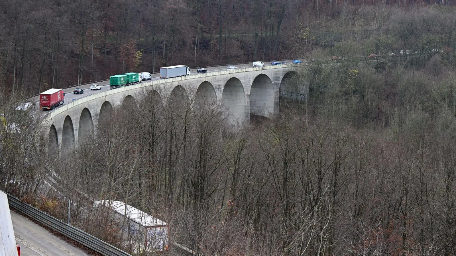 Die A8 wird wegen Straßenarbeiten in Richtung München für einige Tage voll gesperrt. (Archivfoto) (Foto: Bernd Weißbrod/dpa)