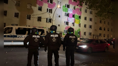 Dutzende Menschen wehren sich in Berlin-Mitte gegen die Räumung von teilweise besetzten Häusern. (Foto: Sven Kaeuler/dpa)
