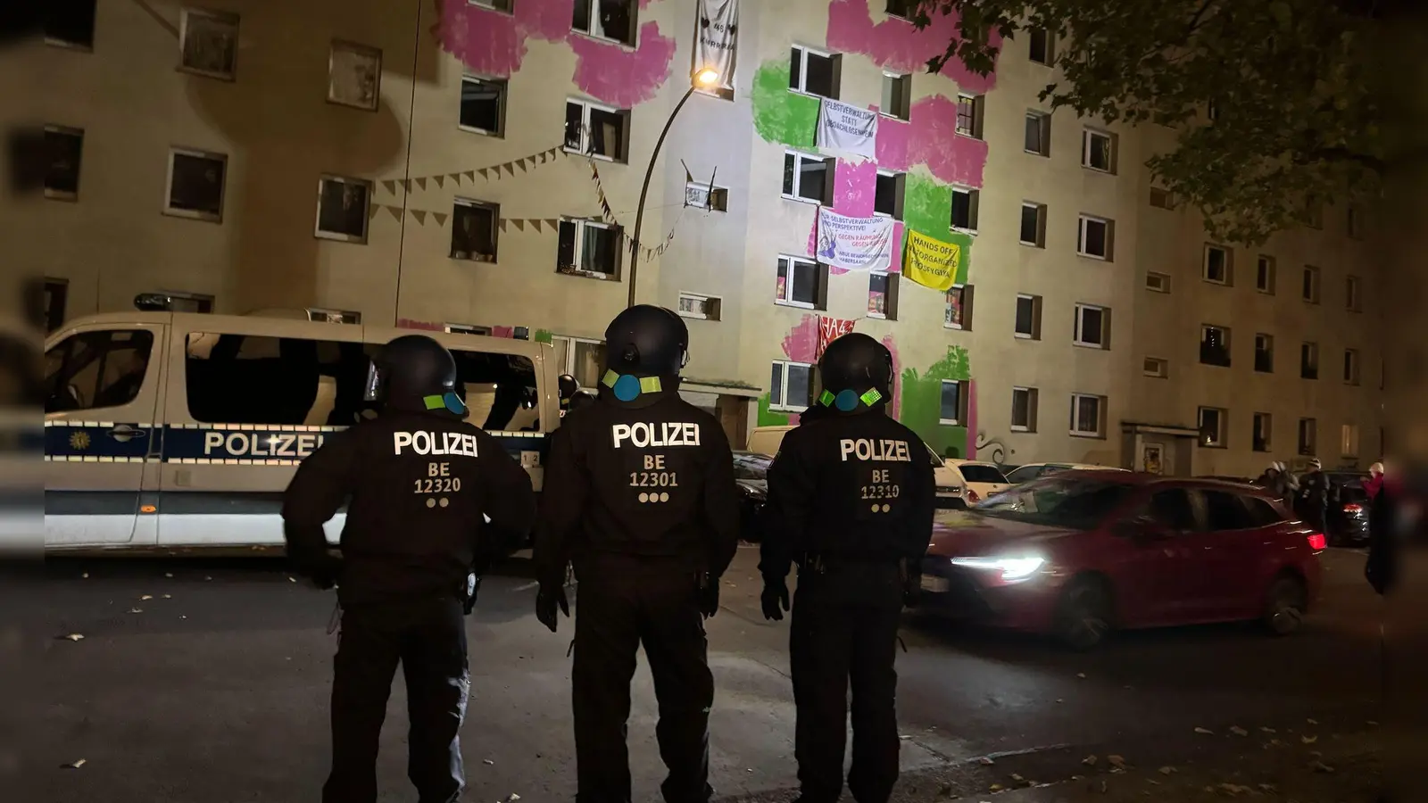 Dutzende Menschen wehren sich in Berlin-Mitte gegen die Räumung von teilweise besetzten Häusern. (Foto: Sven Kaeuler/dpa)