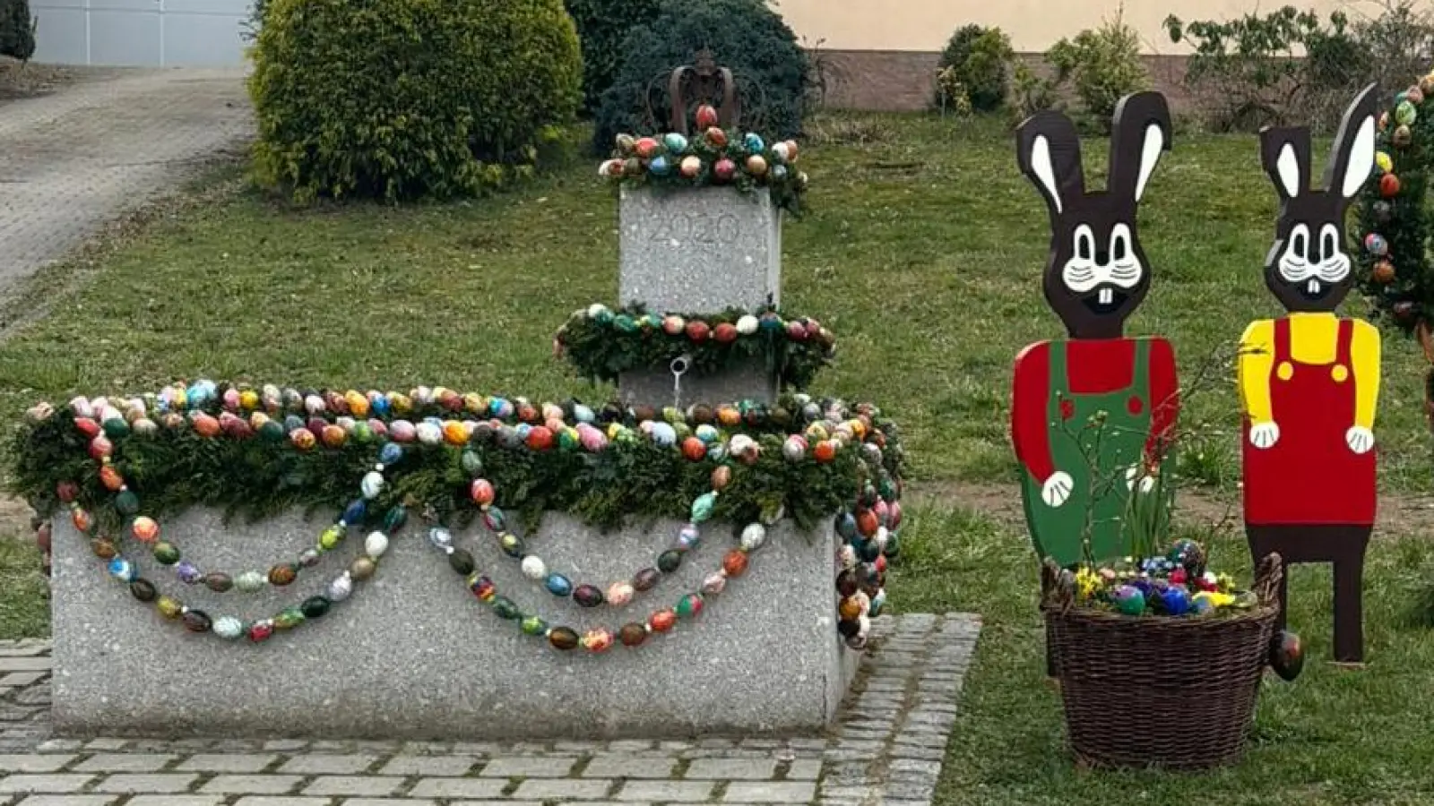 Premiere in Hirschneuses: Die Hirschneuseser haben gemeinsam ihren ersten Osterbrunnen gestaltet – mit viel Herz, echter Handarbeit und rund 700 liebevoll bemalten Eiern. Eine tolle Gemeinschaft! (Foto: Angelika Bauch)