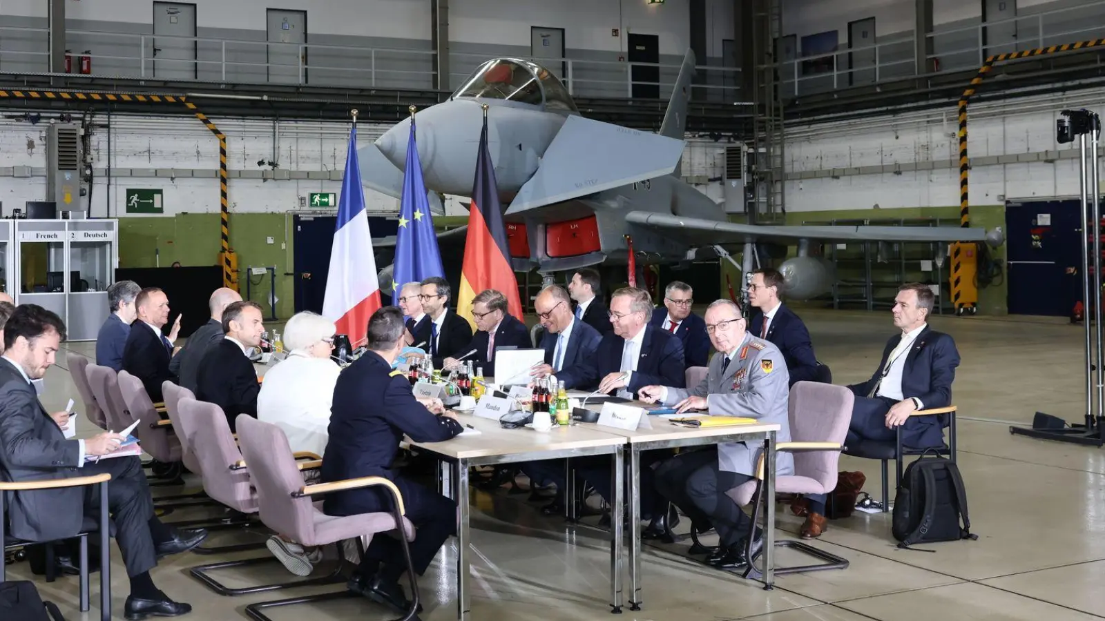 In einer Wartungshalle auf dem Militärflugplatz Nörvenich tagt der deutsch-französische Verteidigungs- und Sicherheitsrat. (Foto: Rolf Vennenbernd/dpa)