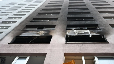 Der Qualm zog auch weit die Fassade hoch. (Foto: Markus Lenhardt/dpa)