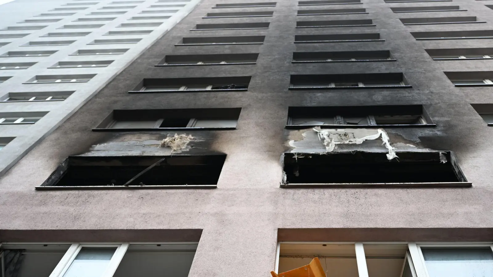 Der Qualm zog auch weit die Fassade hoch. (Foto: Markus Lenhardt/dpa)