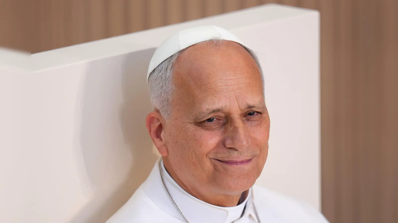 Papst Leo XIV. hat sich am ersten Tag seines einwöchigen Spanien-Besuchs für Frieden, Ausgleich und Dialog ausgesprochen. (Foto: Manu Fernandez/AP/dpa)