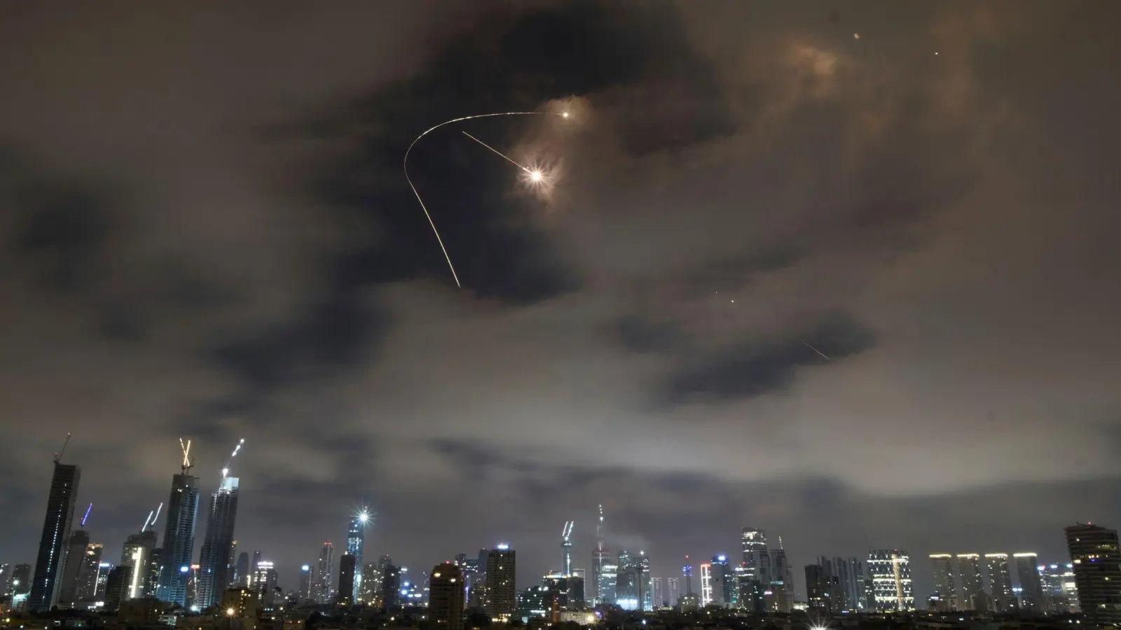 Israel und der Iran greifen sich weiter gegenseitig an.  (Foto: Leo Correa/AP/dpa)