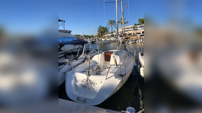 Mit diesem Segelboot sind die beiden Segler aus Deutschland am Sonntag von Cala Galdana auf Menorca aufgebrochen. (Foto: ---/Salvamento Maritimo/dpa)